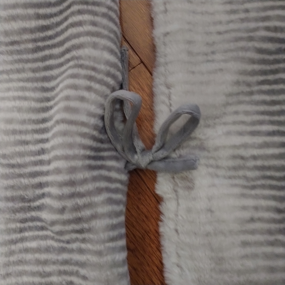 Mumbai Christmas Tree Skirt Platinum Faux Mink Fur Round Gorgeous Skirt 54" - Picture 3 of 11